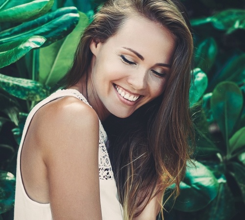 Woman with flawless smile after Lumineers